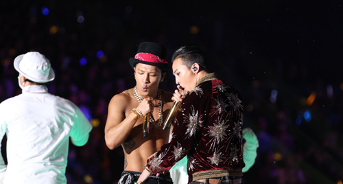 2014 MAMA에서 공연하는 태양과 GD