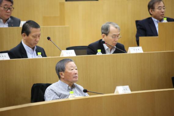 구본무 LG그룹 회장(첫번째줄)이 15일 경기도 이천에 위치한 LG인화원에서 열린 '글로벌 최고경영자(CEO) 전략회의'에 참석해, 계열사 CEO들과 세계 시장의 환경변화와 중국의 부상 등에 대해 토론하고 있다.