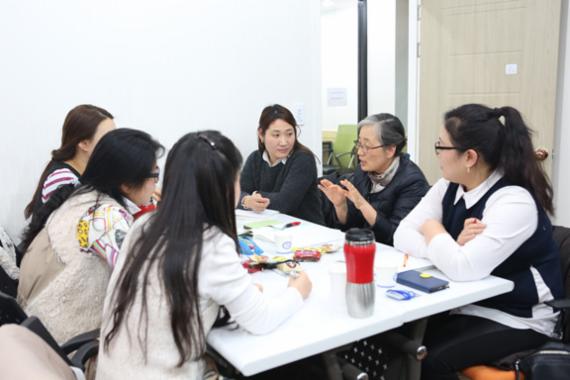 16일 서울시 교육·복지 종합지원센터가 진행한 5일간의 '마을교육활동가 기획역량증진 연수'에서 참가자들이 열띤 토론을 벌이고 있다.