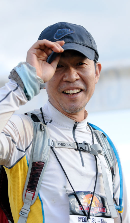[fn 이사람] 사막마라톤 12회 완주한 구청 공무원 김경수 씨 "모래알이 꼭 인생사와 닮았더군요"