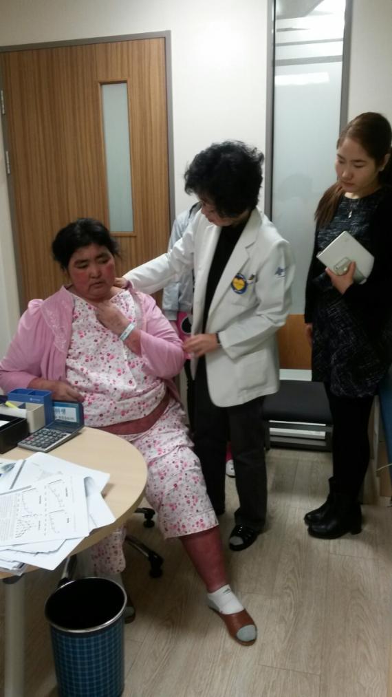 몽골환자 오칸 사울레씨(왼쪽 첫번째)가 G샘병원 의료진에게 진료를 받고 있다.
