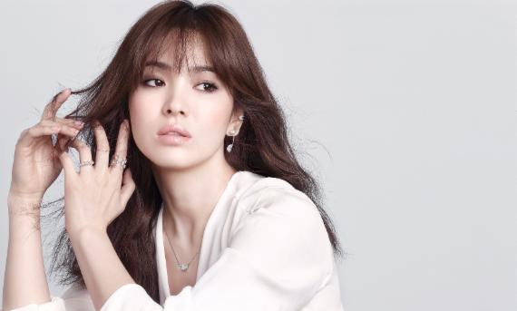 제이에스티나 SS 컬렉션, 송혜교 스타일 '라 크루나'