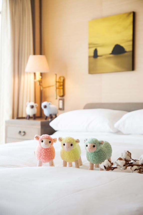 그랜드 하얏트 서울 호텔이 '구정 이스케이프' 패키지 예약 고객 선착순 100명에 한해 제공하는 '2015년 기념 양 인형'.