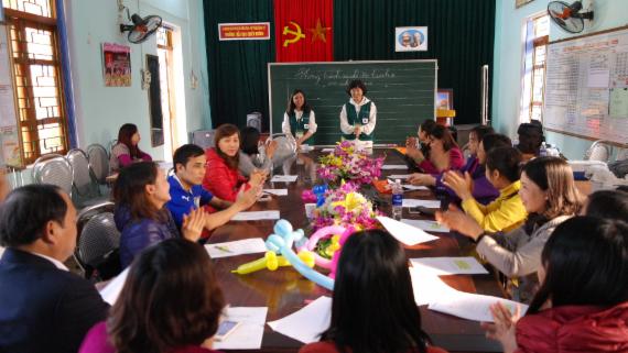 대구사이버대 해외자원봉사단이 베트남에서 교육봉사활동을 펼쳐, 큰 인기를 모았다. 찌엔탕 초등학교 교사들이 대구사이버대 해외자원봉사단으로부터 행동치료 특강을 진지하게 청취한 뒤 박수를 보내고 있다.