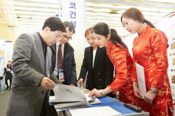 지난 1일 포스코건설 중국어 통역 전문 상담사들이 '송도 더샵 퍼스트파크' 상품을 소개하고 있다.