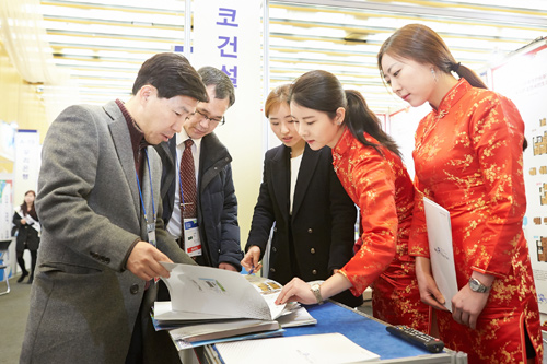 포스코건설은 지난달 31일부터 지난 1일까지 송도 더샵 퍼스트파크 견본주택에서 중국인 투자자를 대상으로 차이나데이(China Day) 행사를 열어 인천 송도국제도시 내 '더샵 퍼스트파크' 아파트 1가구와 '그린워크 3차' 아파트 1가구 분양 가계약을 했다고 2일 밝혔다. 포스코건설 중국어 통역 전문상담사들이 '송도 더샵 퍼스트파크' 상품을 소개하고 있다.