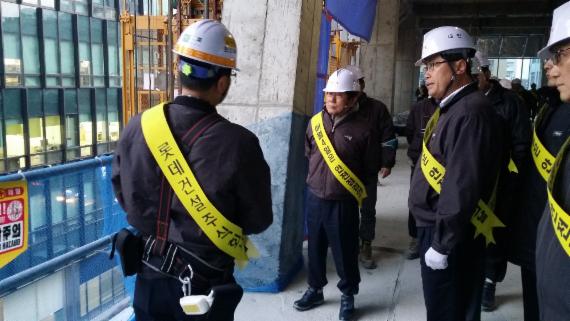 김치현 롯데건설 대표이사(왼쪽 두번째)가 지난 4일 서울 장교5지구 호텔신축공사 현장을 방문, 안전관리의 중요성을 당부했다.