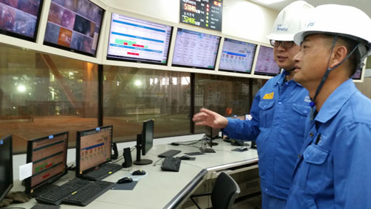 에너지 관리시스템이 적용된 포스하이메탈 현장에서 직원들이 공장 전체의 에너지 사용 흐름을 모니터링하고 있다.