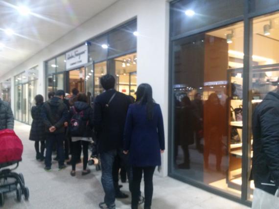 2월 28일 현대프리미엄아울렛 김포점의 한 명품 매장앞에 쇼핑객들이 줄을 서서 기다리고 있다.