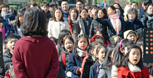 2일 서울 여의대방로 여의도초등학교에서 열린 입학식에서 1학년 신입생들이 애국가를 부르고 있다. 사진=김범석 기자
