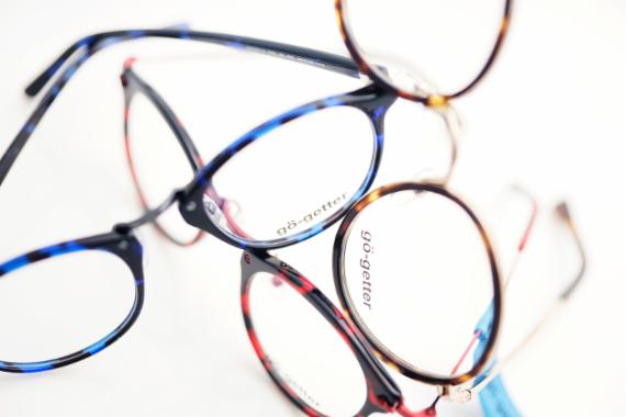 국산 하우스 안경 브랜드 '고게터' 제품은 블랙, 브라운 등 기본 색상은 물론 올해 유행 색상인 아쿠아블루, 마젠타 색 등 깊고 강렬한 색으로 소비자 선택의 폭을 넓혔다.