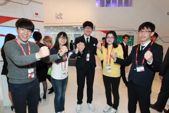 지난 2일(현지시간)부터 스페인 바르셀로나에서 개최 중인 세계 최대 이동통신 전시회 '모바일 월드콩그레스(MWC) 2015'에 참가한 한국과학영재학교 학생 다섯명이 KT 전시 부스에서 파이팅을 외치고 있다.