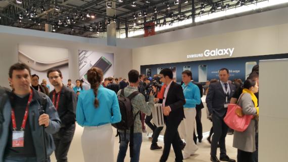 4일(현지시간) 스페인 바르셀로나에서 개최된 '모바일 월드콩그레스(MWC) 2015'에 설치된 삼성전자 부스에서 참관객들이 갤럭시S6·S6엣지 신제품 등을 살펴보고 있다.