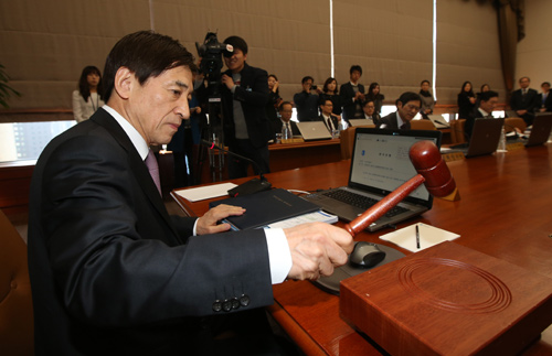 이주열 한국은행 총재가 12일 오전 서울 남대문로 한은 본점에서 금융통화위원회 전체회의 시작을 알리는 의사봉을 두드리고 있다. 사진=박범준 기자