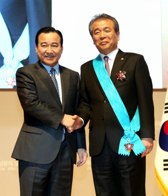 조성제 부산상공회의소 회장이 18일 열린 '제42회 상공의 날' 기념식에서 국가 산업 발전에 기여한 공로로 영예의 '금탑산업훈장'을 받았다. 훈장을 수여받은 조 회장(오른쪽)이 이완구 국무총리와 기념촬영을 하고 있다.