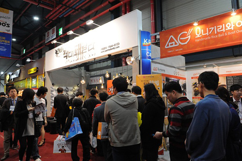 예비 창업자들이 19일 서울 대치동 세텍(SETEC)에서 열린 '제 33회 프랜차이즈 산업 박람회' 부스를 살펴보고 있다.