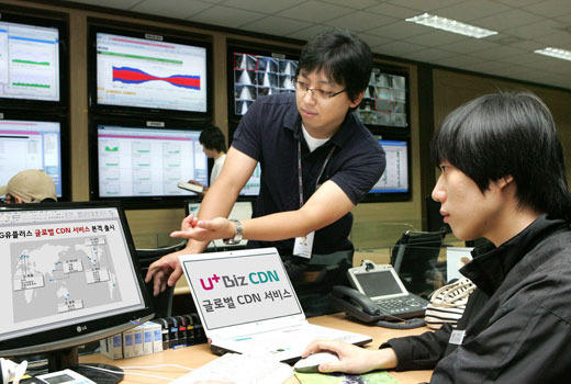 LG U+는 국내뿐 아니라 해외에서도 다양한 대용량 콘텐츠를 끊김 없이 전송할 수 있는 '글로벌 CDN(콘텐츠 전송 네트워크)' 서비스를 시작한다고 22일 밝혔다. LG U+직원들이 글로벌 CND 서비스를 시연해보고 있다.