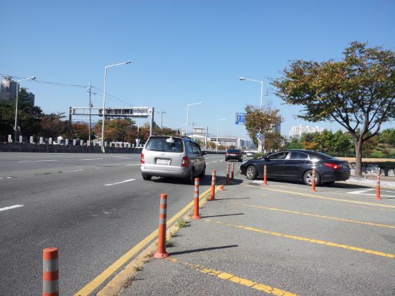 부산 해운대구가 센텀중앙로에 가속차로를 설치해 병목현상을 해소하고 사고위험을 낮출 계획이다. 사진은 수영강변대로 진입로 현장.