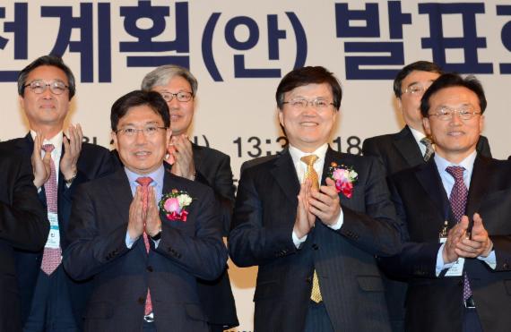최양희 미래창조과학부 장관(앞줄 가운데)과 윤상직 산업통상자원부 장관(앞줄 왼쪽)이 24일 서울 세종대로 플라자호텔에서 열린 경제혁신 3개년 계획의 핵심과제이자 창조경제 대표 신산업 창출의 핵심전략인 '미래성장동력-산업엔진 종합실천계획안' 발표 후 참석자들과 기념촬영을 하고 있다. 사진=김범석 기자
