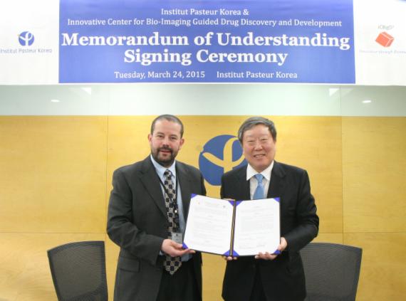 한국파스퇴르연구소와 분당서울대학교병원 신약개발 바이오이미징 융합기술센터가 바이오이미징 기술을 이용한 신약 개발 파이프라인 구축을 목표로 다각적인 연구 협력을 추진키로 했다 하킴 자바라 한국파스퇴르연구소장과 김상은 분당서울대병원 신약개발바이오 이미징융합센터장(왼쪽부터)이 지난 24일 지난 24일 경기도 판교테크노밸리에 위치한 한국파스퇴르연구소에서 진행된 양해각서 체결식 후 기념촬영을 하고 있다.