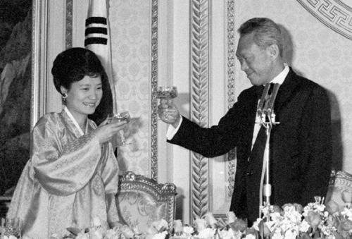 리콴유 싱가포르 전 총리가 지난 1979년 10월 청와대를 방문했을 당시 박근혜 대통령은 퍼스트레이디 역할을 맡아 영빈관에서 열린 공식 환영행사에서 그를 만난 바 있다. 박 대통령은 29일 오후 싱가포르국립대 문화센터에서 거행된 싱가포르의 '국부' 리 전 총리의 국가장례식에 참석했다. 국가기록원 제공