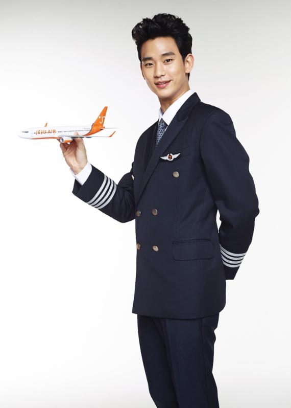 제주항공 운항 승무원 유니폼을 입은 배우 김수현