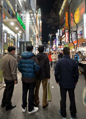 서울 중구청 위조상품 전담 태스크포스(TF) 수사관들이 지난달 26일 밤 명동 거리에서 '짝퉁'을 판매하는 노점상을 단속하고 있다. 사진=서동일 기자