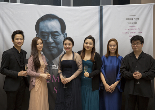 지난 4일 경남 통영 도남동 통영국제음악당 콘서트홀에서 열린 '2015 통영국제음악제'에 참석한 바이올리니스트 김재영, 첼리스트 이정란, 첼리스트 김민지, 비올리스트 이한나, 피아니스트 손열음, 바이올린리스트 권혁주(왼쪽부터) 등 금호 영재 음악가들이 기념촬영을 하고 있다.