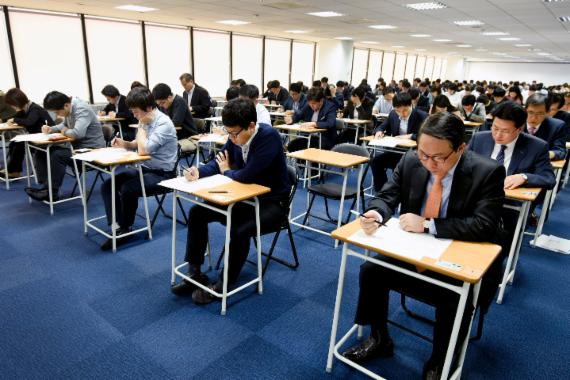 삼성생명 임직원들이 7일 서울 태평로 삼성생명 본사 교육장에서 컨설턴트 등록시험에 응시하고 있다.