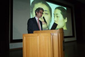 더 새로이의원 안경천 원장, 세미나서 아쿠아 필링 라이브 시술 강연