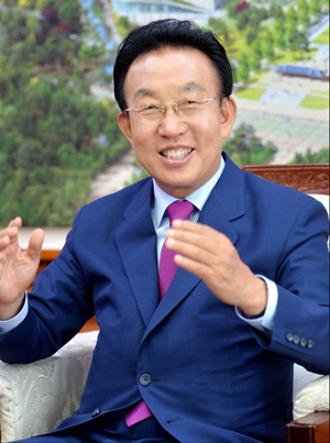 [지방자치 20년 한국형 성공모델 만들자] (12) 김관용 경북지사 "韓, 지방 '자치' 아닌 '탁치' 조롱까지.."