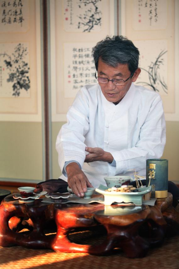 보다 좋은 차맛을 위해 평생을 바친 경남 하동의 김동곤 제다(製茶) 명인이 다회를 주관하고 있다.