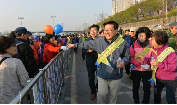 유덕열 동대문구청장이 11일 장안동 벚꽃길에서 열린 '동대문구민 한마음 걷기의 날 행사'에 참석해 주민들과 반갑게 인사하고 있다.