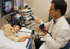 비에비스 나무병원 의료진이 환자에게 위내시경시 소장으로 장세정제를 주입하고 있다.