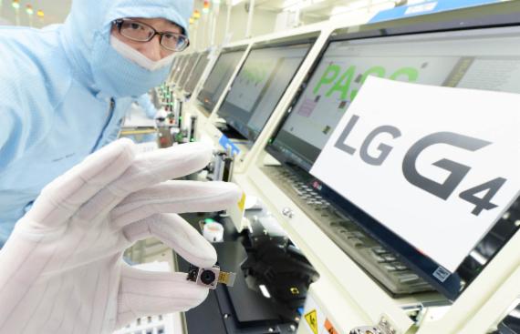 LG전자 전략 스마트폰 G4의 카메라모듈을 양산하고 있는 LG이노텍 광주공장. LG이노텍 직원들이 전략 스마트폰 G4의 카메라모듈을 소개하고 있다.<div id='ad_body3' class='mbad_bottom' ></div>