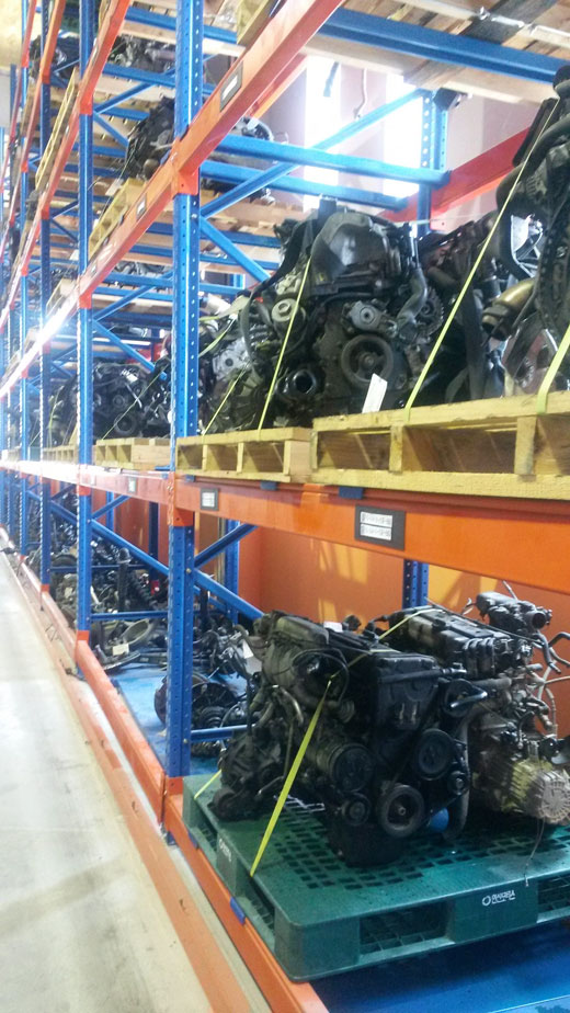 경기도 고양 일산에 위치한 인선모터스 자동차 해체 및 파쇄 재활용장에 각종 중고 엔진들이 진열되어 있다.