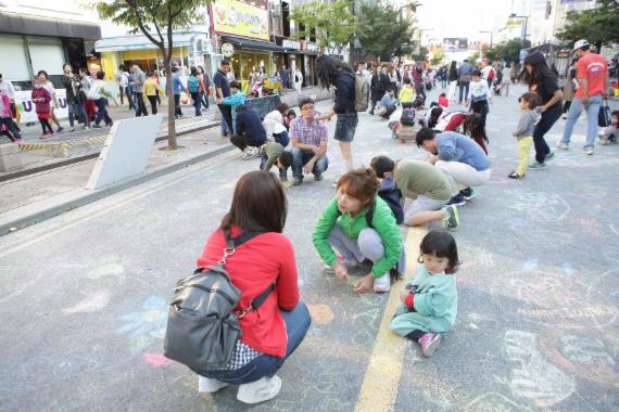 지난해 열린 '대구컬러풀페스티벌'에 참석한 시민들이 시민참여 행사로 아스팔트에 분필로 그림을 그리는 코너인 분필아트를 즐기고 있다.