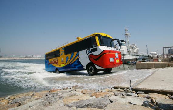 수륙양용버스가 수상에서 육지로 나오고 있다.