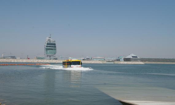 인천 경인아라뱃길에 다음달 15일부터 수륙양용버스가 운행된다. 시범운행 중인 수륙양용버스가 수상을 운행하고 있다.