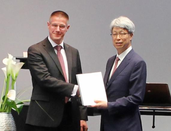 한국거래소는 23일 스톡스(STOXX)와 인덱스부문 상호협력 관련 양해각서(MOU)를 체결했다고 밝혔다. MOU 체결 후 관계자들이 기념 촬영을 하고 있다. 사진 왼쪽부터 할무트 그라프 스톡스 CEO, 이호철 한국거래소 부이사장.