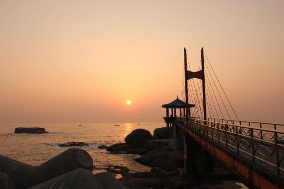 동명항 등대 동쪽 넓은 암반 지역에 위치한 영금정은 일출 명소로 유명하다.