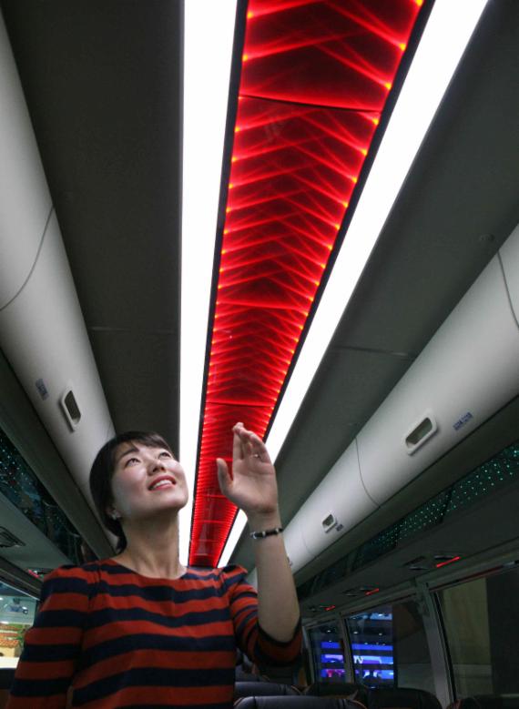 LG이노텍 직원이 버스내부에 무드등으로 설치된 LED입체조명을 살펴보고 있다.