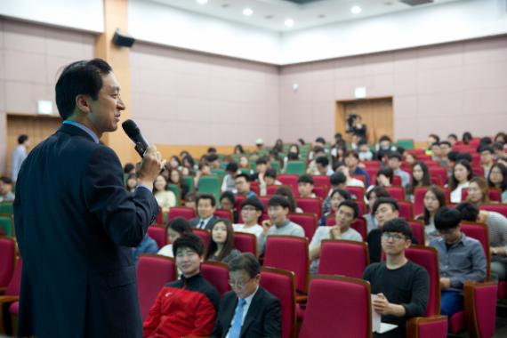 김기현 울산시장이 28일 울산대학교 '명사초청특강'에서 울산의 인재 양성 보고(寶庫) 울산대학교에서 강연을 하게 되어 기쁘다는 말로 강연을 시작했다.