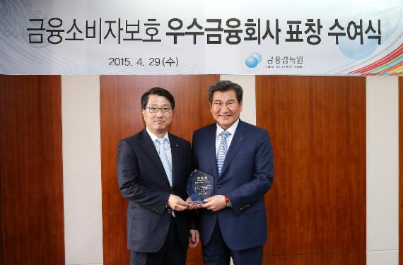 DGB대구은행이 29일 금융감독원에서 금융권 민원발생평가 1등급 평가를 받은 후, '금융소비자보호 우수금융회사' 표창을 받았다. 박인규 DGB대구은행응●오른쪽)이 진웅섭 금융감독원장과 수여식 이후 기념촬영을 하고 있다.