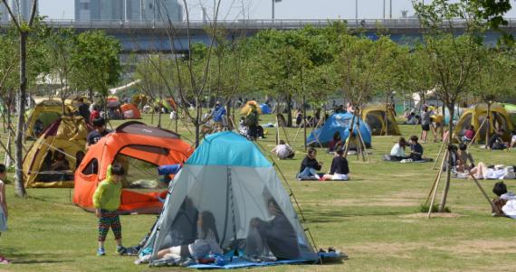 4일 서울 여의도 한강시민공원에 나들이 나온 시민들이 그늘막과 텐트를 설치하고 휴식을 취하고 있다. 사진=김범석기자