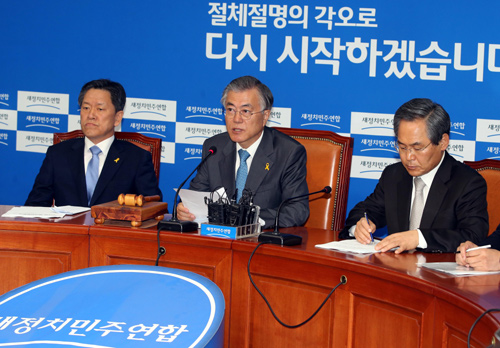 새정치민주연합 문재인 대표(가운데)가 4일 국회에서 열린 최고위원회의에 참석해 발언하고 있다. 이날 주승용 최고위원(왼쪽)은 공개적으로 '친노 패권주의'를 언급, "(문 대표가 선거 결과에) 어떻게 책임지겠다는 것인지 국민 앞에 입장을 밝혀라"라고 요구해 당내 계파갈등을 예고했다. 사진=박범준 기자