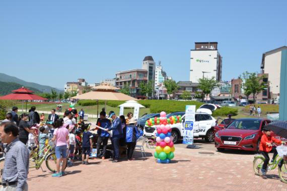 현대차는 5일 어린이날을 맞아 태화강 공원에 LF쏘나타와 그랜저 하이브리드 차량을 전시해 눈길을 끌었다.
