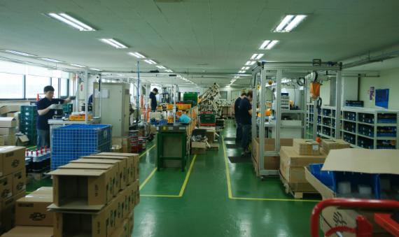 에스피지 직원들이 인천 남동공단 공장에서 정밀 제어용 모터를 생산하고 있다.<div id='ad_body3' class='mbad_bottom' ></div>
