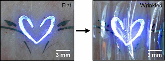 국내 연구진이 세계 최초로 피부에 붙일 수 있는 '양자점 발광다이오드(QLED, Quantum dot light emitting diode)'를 개발했다. 실제 사람 손목에 부착한 QLED로, 생활방수까지 가능하다. <제공 :기초과학연구원(IBS) 나노입자연구단>