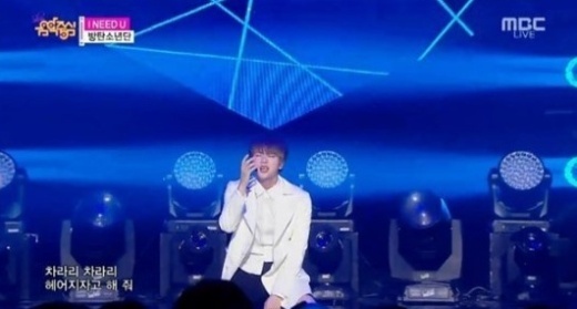 음악중심 방탄소년단, 블루&화이트 ‘청춘의 위태로운 사랑 표현해’